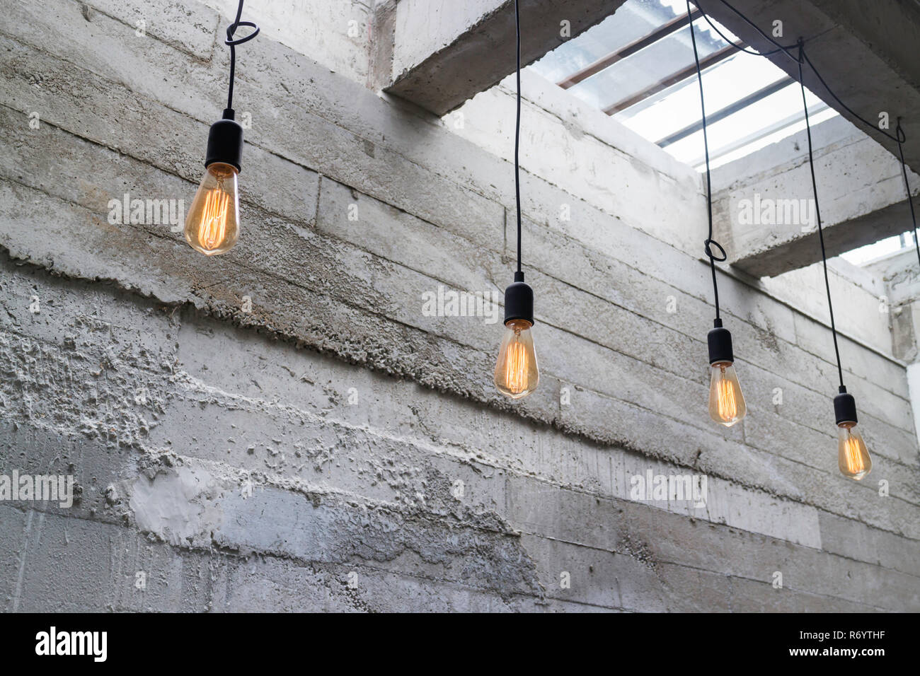 Lampen von der Decke hängend Stockfotografie - Alamy