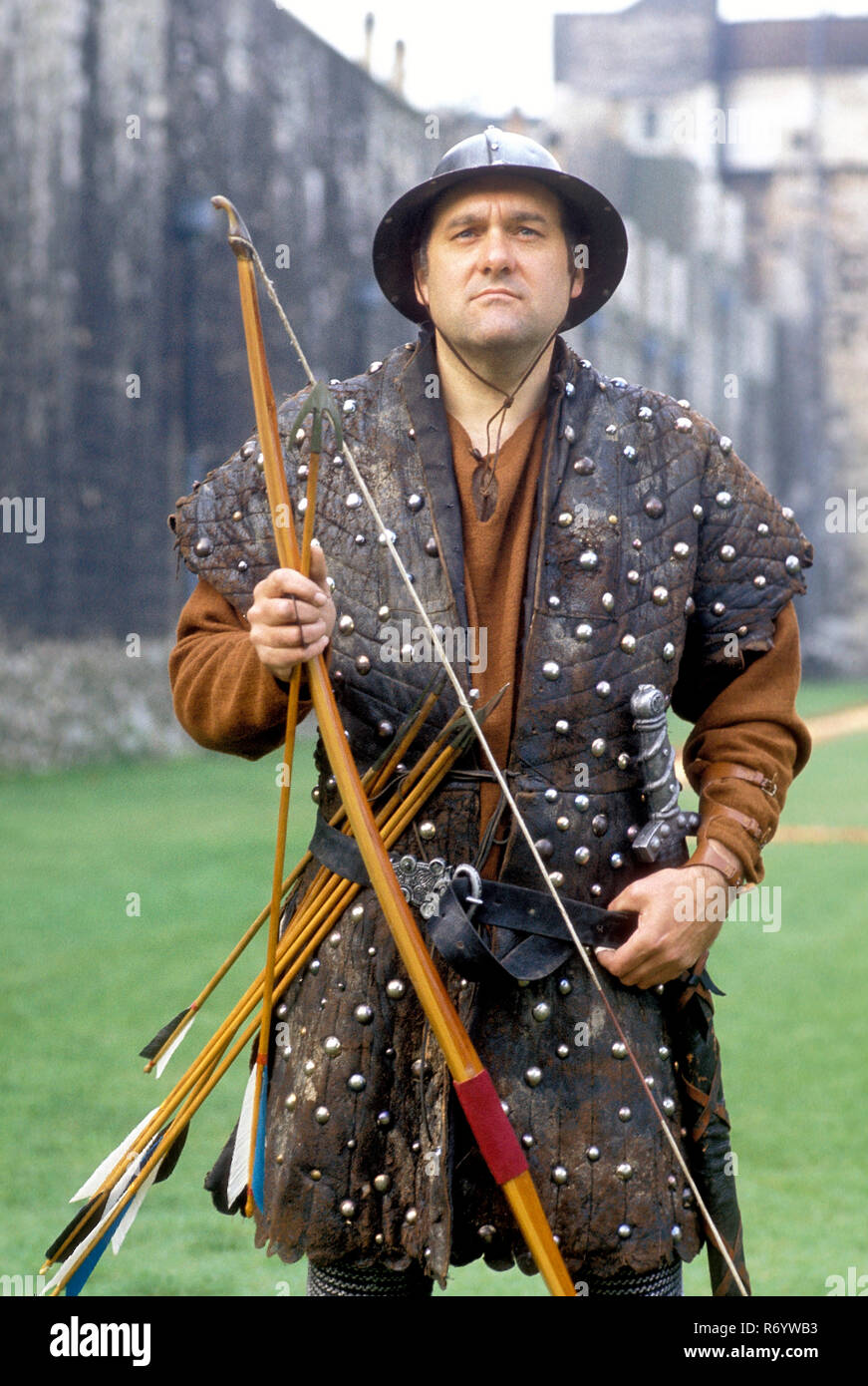 Historische reanactor. In der Uniform eines englischen Longbow Archer bereit für die Schlacht von Agincourt zu kämpfen Stockfoto