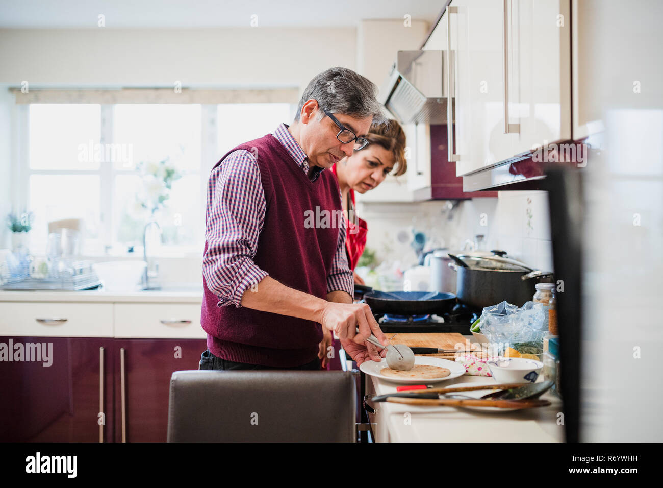 Reifes Paar Vorbereitung Chapati zusammen Stockfoto