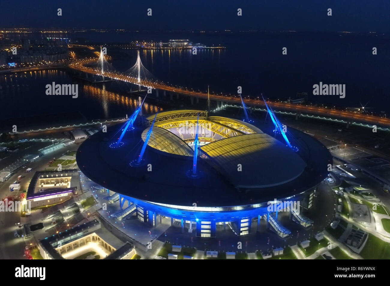 Stadion Zenith Arena bei Nacht. Durch multi Beleuchtet - farbige Lichter das Stadion bei Nacht. Stockfoto