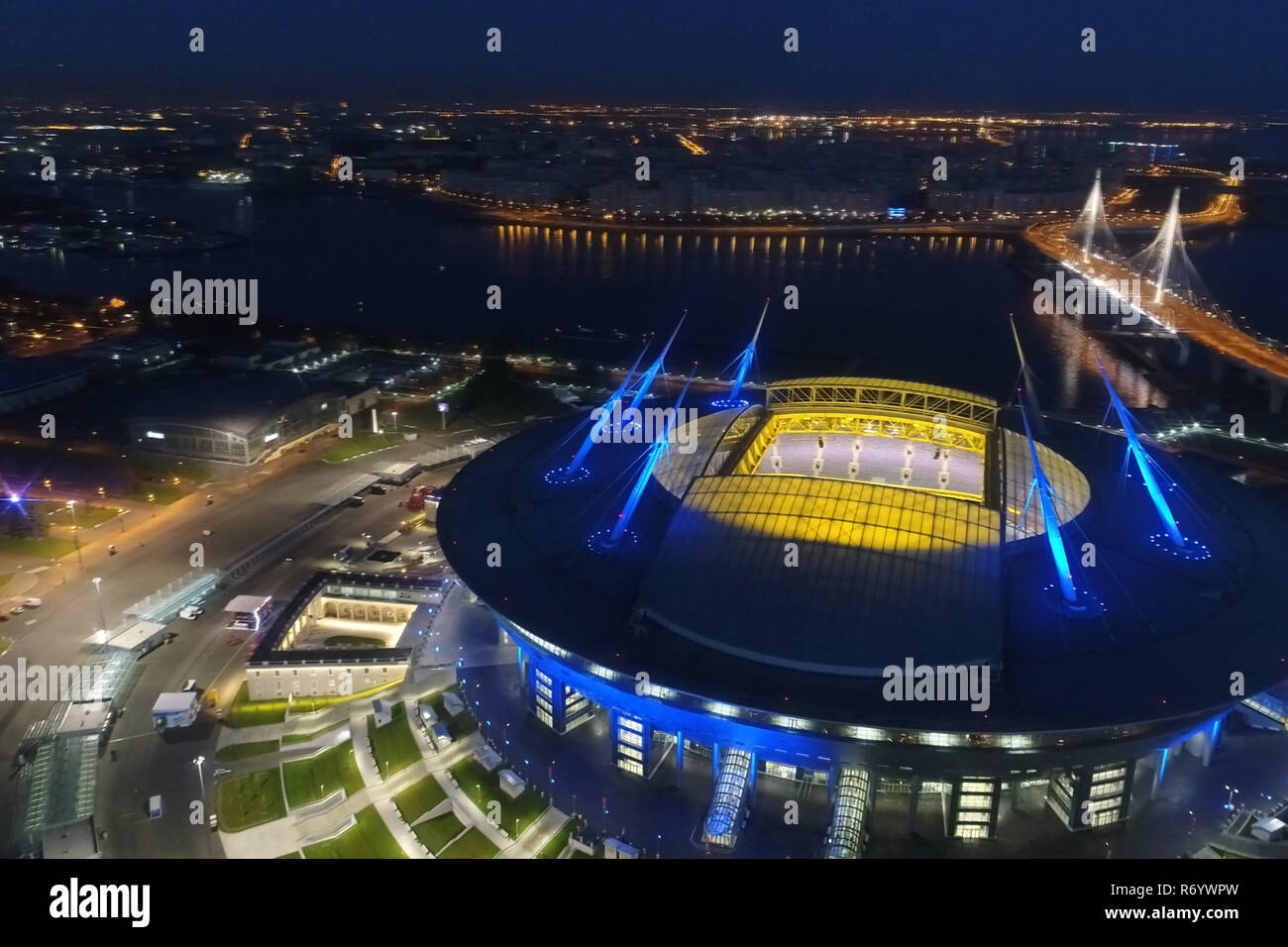 Stadion Zenith Arena bei Nacht. Durch multi Beleuchtet - farbige Lichter das Stadion bei Nacht. Stockfoto