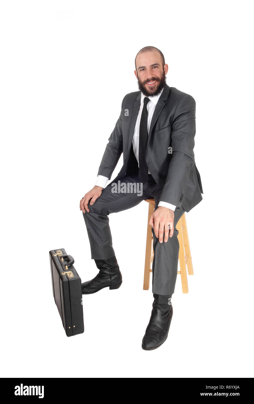 Business Mann sitzt mit seiner und Aktenkoffer Stockfoto