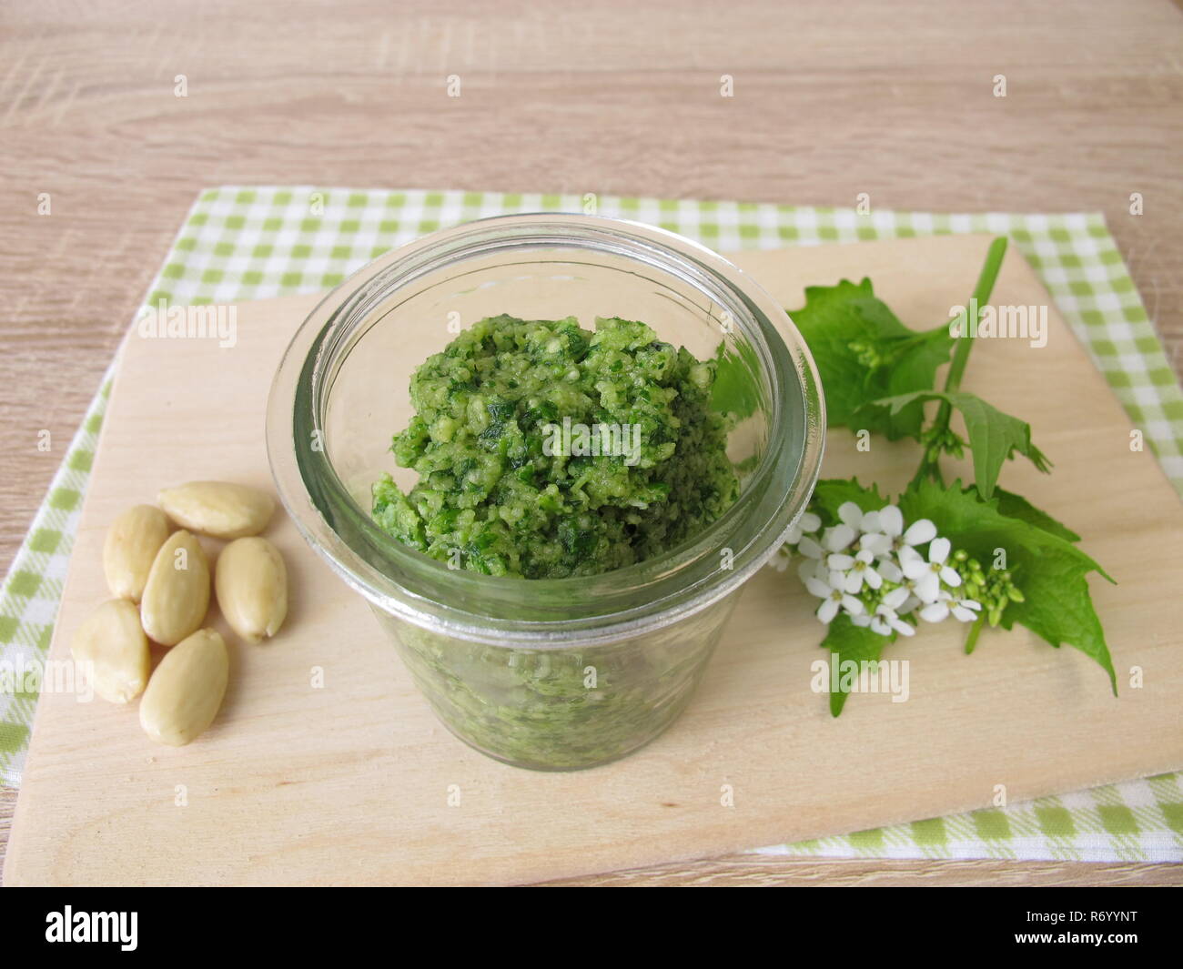 Hausgemachte Knoblauch Hedge. wilde Kräuter mit Mandeln pesto Stockfoto