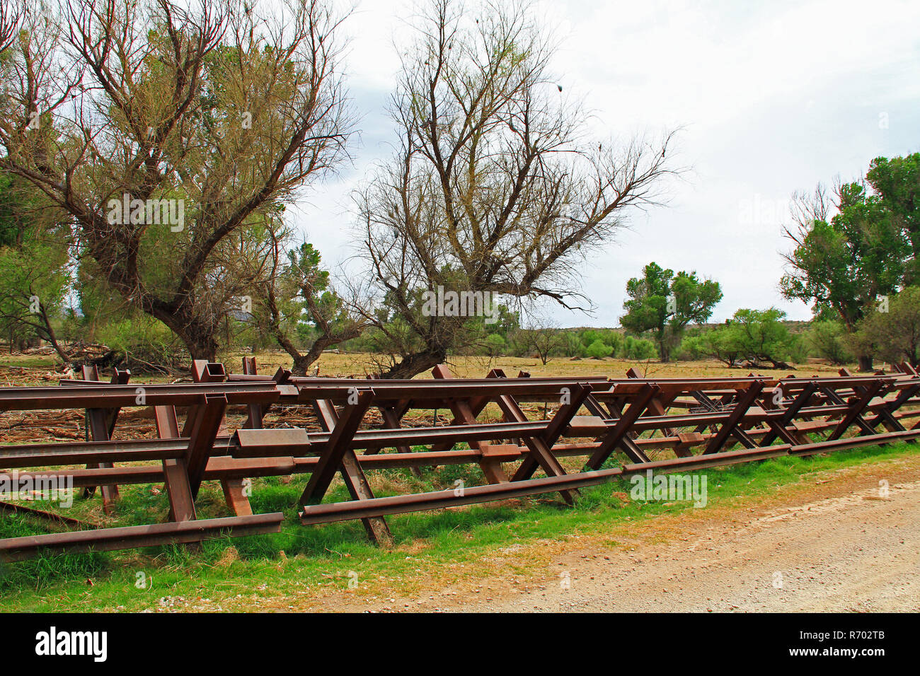 Fluss Grenze Zaun, die uns von Mexiko in der Nähe von Nogales, Arizona Stockfoto