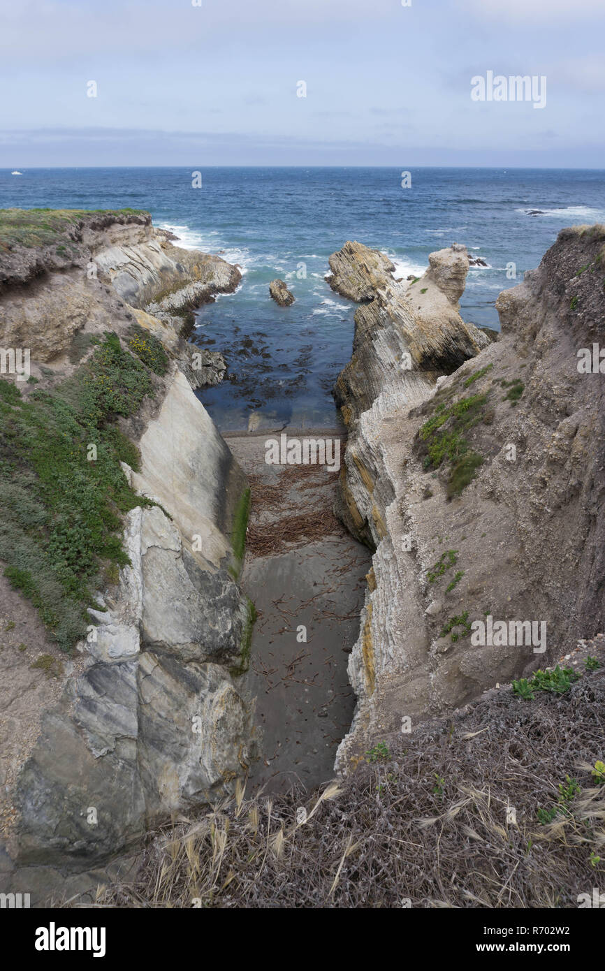 Einen felsigen Strand und Klippen mit Blick auf den Pazifischen Ozean in Monterey, CA Stockfoto