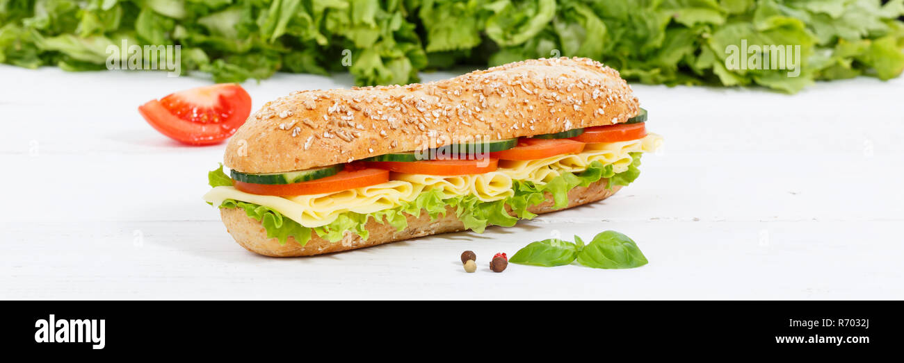 Sandwich baguette Vollkorn Brötchen mit Käse Banner auf Holzbrett gekrönt Stockfoto