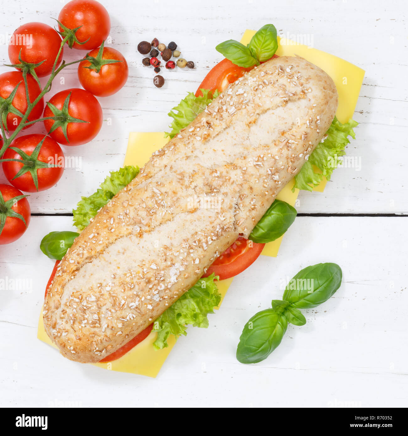 Sandwich baguette Vollkorn Brötchen mit Käse von oben Quadrat auf Holzbrett gekrönt Stockfoto