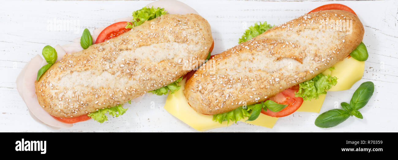 Sandwich baguette Vollkorn Brötchen mit Käse und Schinken von oben Banner auf Holzbrett gekrönt Stockfoto