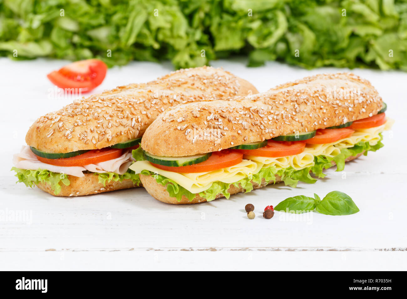 Sandwich baguette Vollkorn Brötchen mit Schinken und Käse auf dem Holzbrett gekrönt Stockfoto
