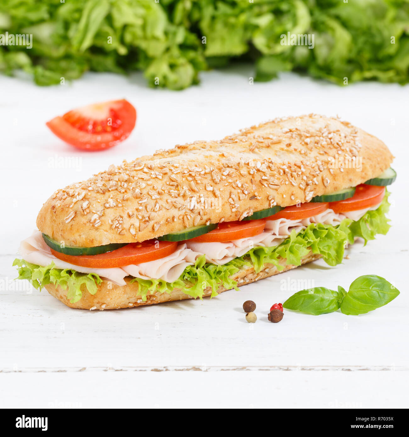 Sandwich baguette Vollkorn Brötchen mit Schinken Quadrat auf Holzbrett gekrönt Stockfoto