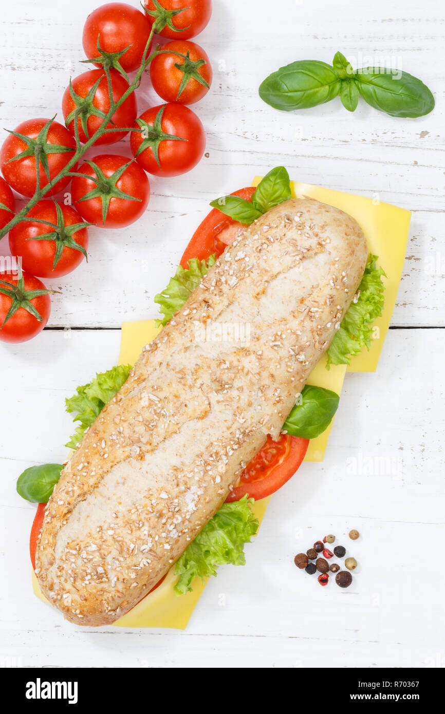 Sandwich baguette Vollkorn Brötchen mit Käse von oben Portrait auf Holzbrett gekrönt Stockfoto