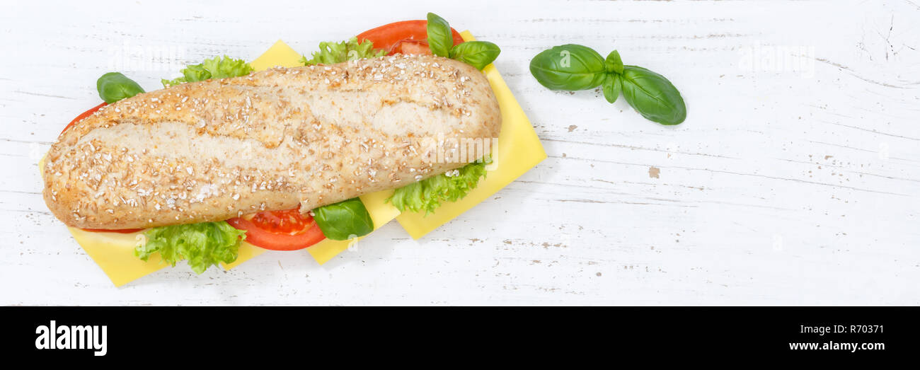 Sandwich baguette Vollkorn Brötchen mit Käse von oben Banner auf Holzbrett gekrönt Stockfoto