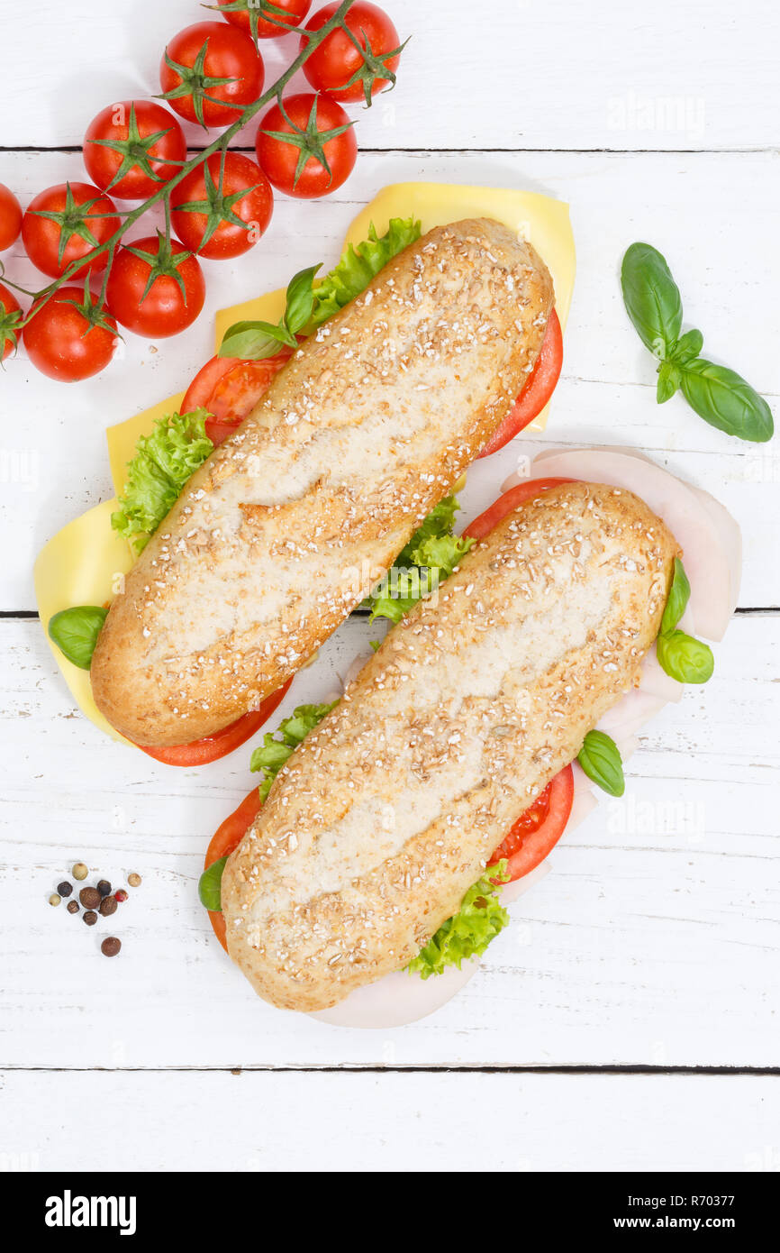 Sandwich baguette Vollkorn Brötchen mit Käse und Schinken von oben Portrait auf Holzbrett gekrönt Stockfoto