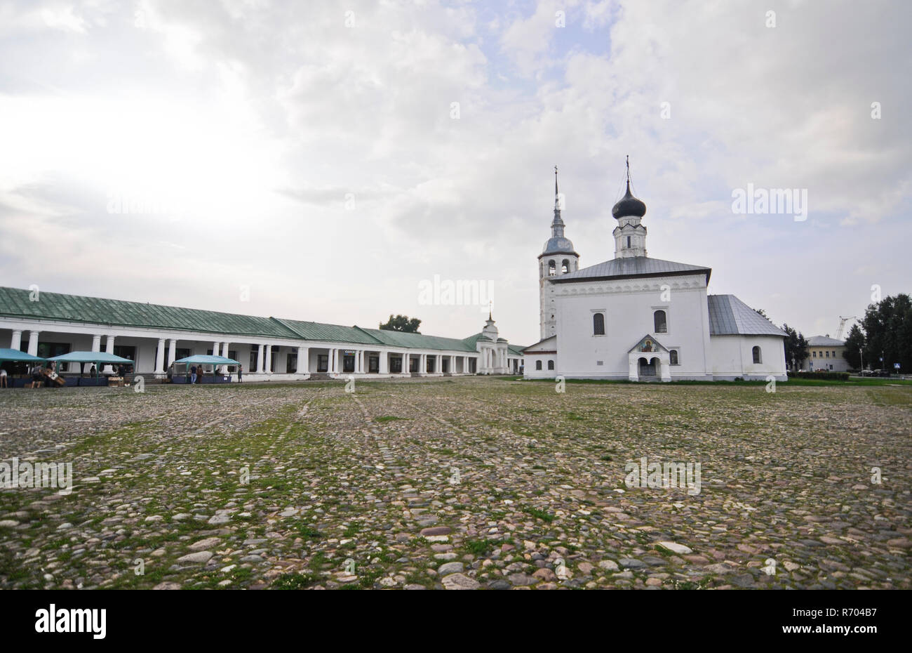 Suzdal Handel Hauptplatz und die Kirche des Hl. Nikolaus und Krankenhaus, Russland Stockfoto