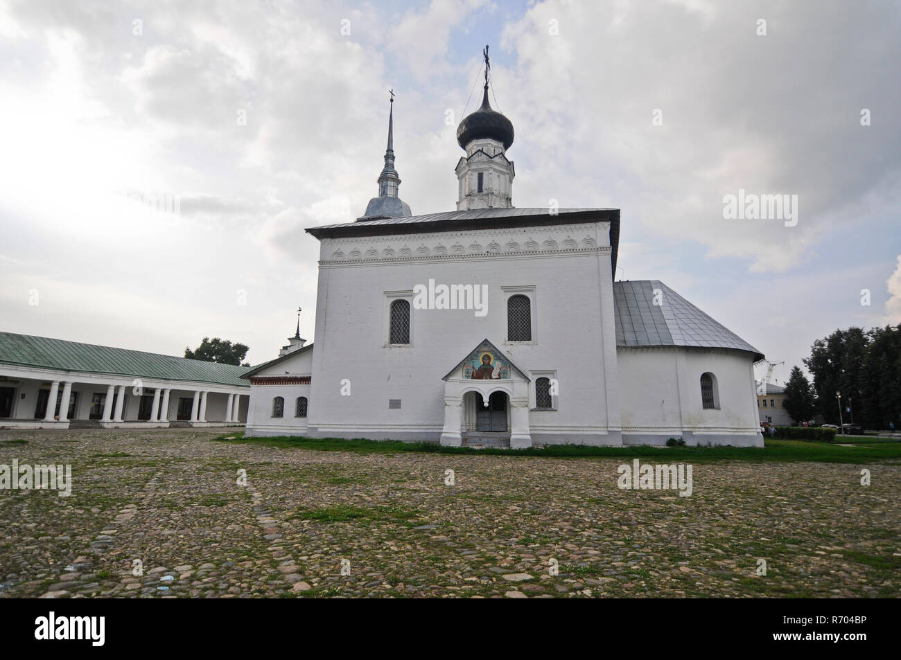 Suzdal Handel Hauptplatz und die Kirche des Hl. Nikolaus und Krankenhaus, Russland Stockfoto