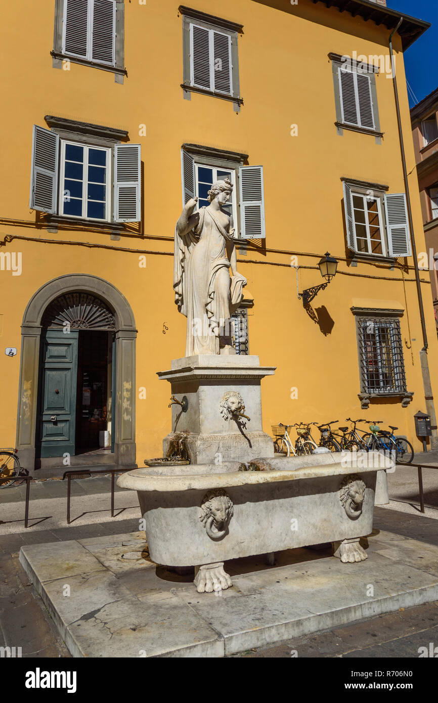 Brunnen Della Pupporona Statue von Lorenzo Nottolini auf Platz San Salvatore in Lucca. Italien. Der italienische Architekt und Bildhauer Lorenzo Nottolini, 1842 Stockfoto