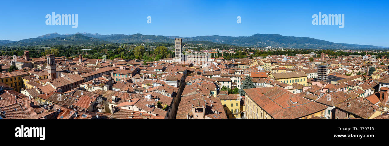 Panoramablick auf die Altstadt von Torre delle Ore Uhrturm in Lucca. Italien Stockfoto