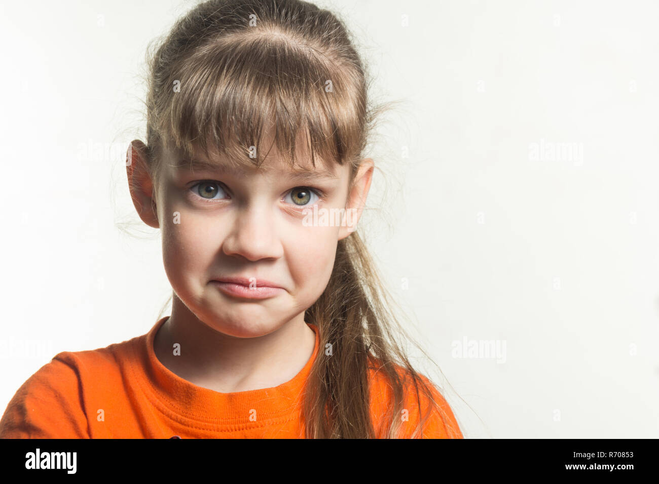 Porträt eines lustigen emotionale Mädchen auf weißem Hintergrund Stockfoto