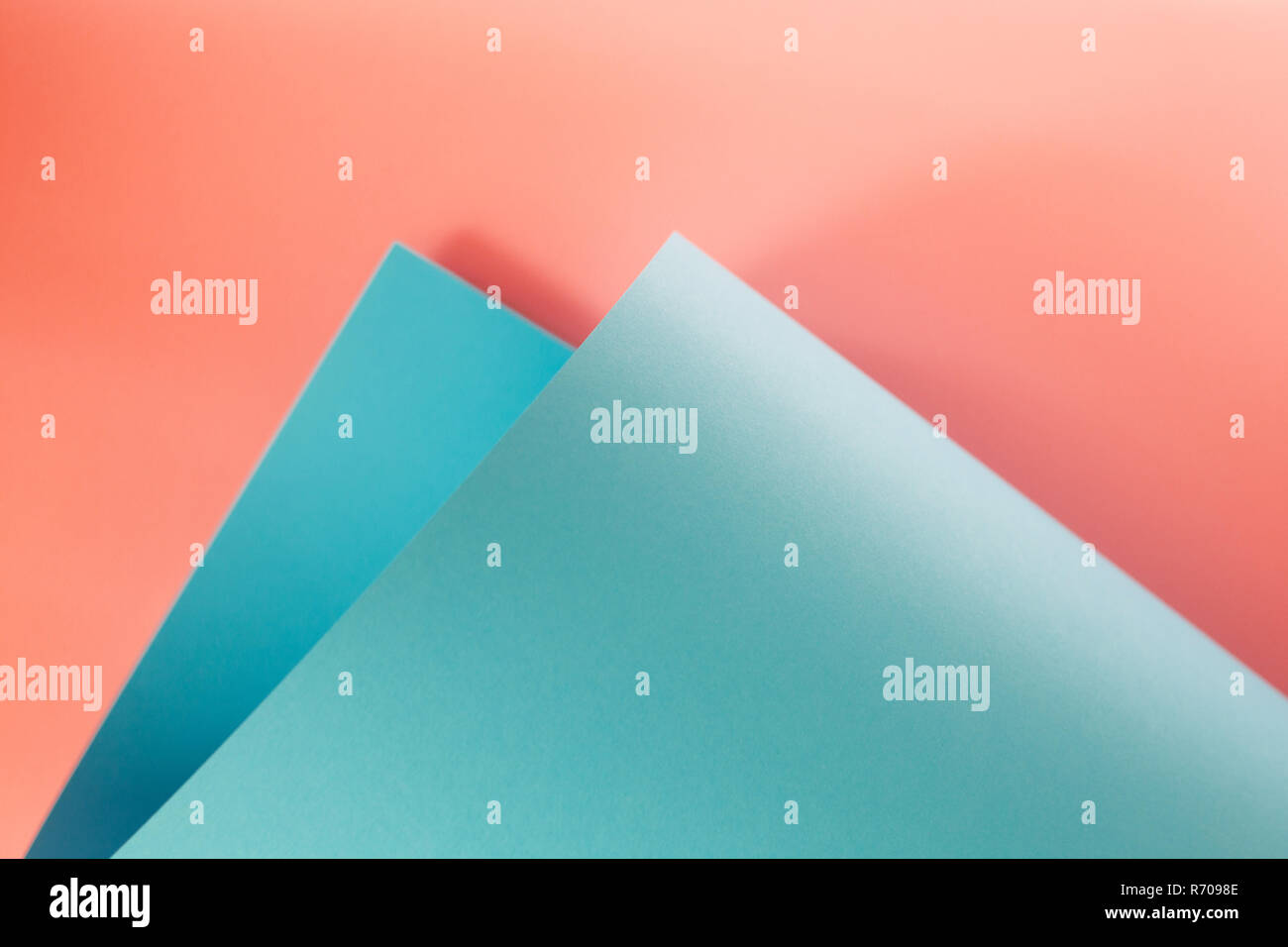 Zusammenfassung Hintergrund in lebenden Korallen und blaue Farbe. Trendfarbe des Jahres 2019. Stockfoto