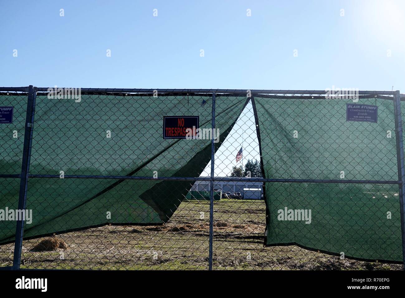 Paradise, USA. 6 Dez, 2018. Ein Zaun ist am Walmart Parkplatz, wo die Opfer des Lagers Brand Zelte in Chico, Kalifornien, USA, Dez. 6, 2018 Set gesehen. Credit: Wu Xiaoling/Xinhua/Alamy leben Nachrichten Stockfoto