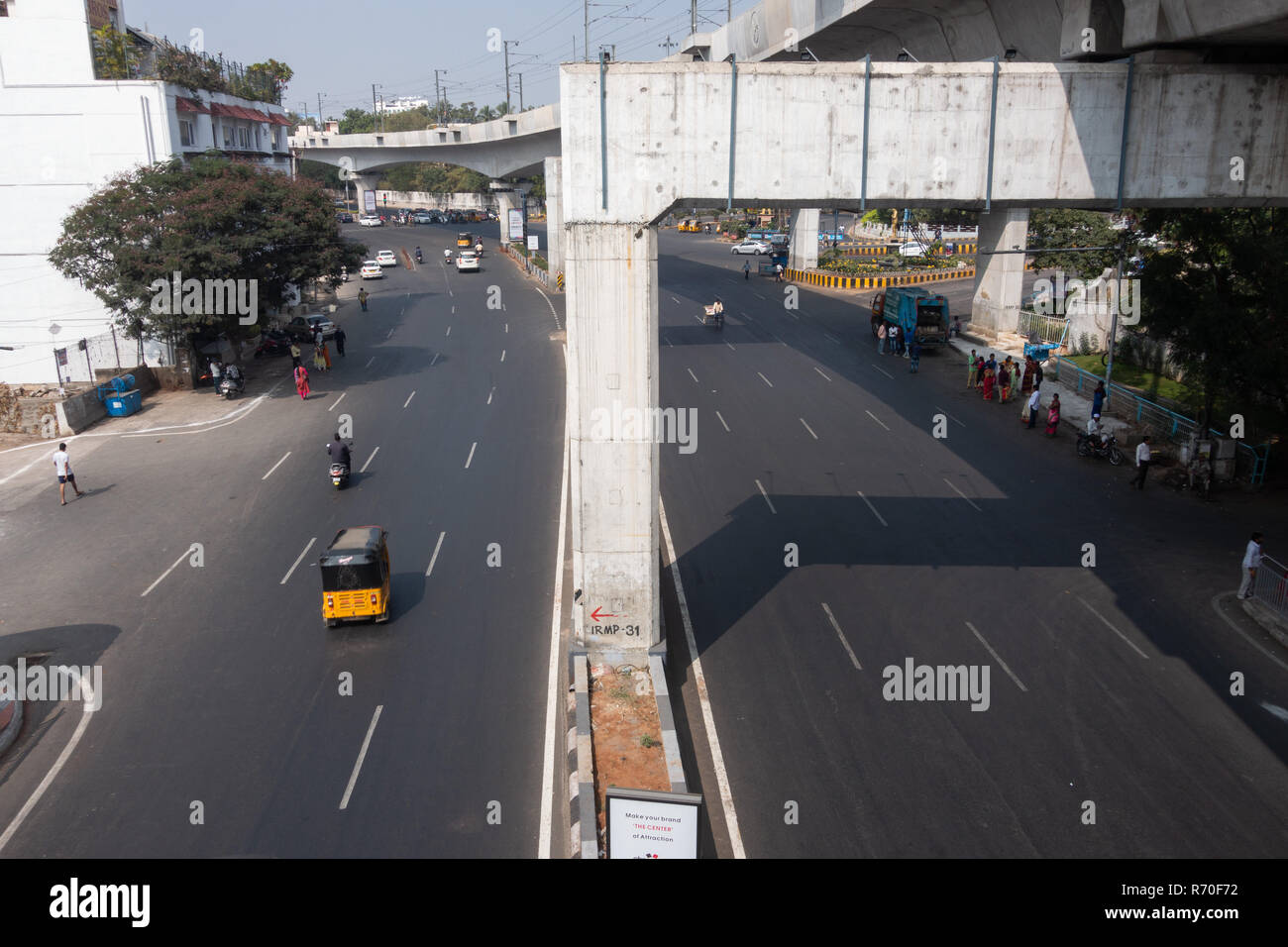 Hyderabad, Indien. 07 Dez, 2018. Die üblichen belebten Straßen von Hyderabad trägt verlassenen sehen Sie auf den Tag der Wahl des Telangana Station Wahlen an Khairatabad in Hyderabad, Indien. Die Wahlkommission erklärte Feiertag morgen über den Wahltag höchste Wahlbeteiligung bei der Wahllokale aufzeichnen. Credit: Sanjay Borra/Alamy leben Nachrichten Stockfoto