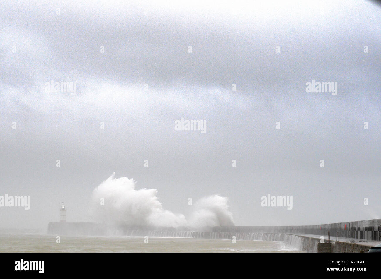 Newhaven, East Sussex, Großbritannien. Dez. 2018. Wetter in Großbritannien: Stürmische Bedingungen am Hafen West Arm starker Wind aus dem Westen peitscht die Wellen hoch. Noch warm für die Jahreszeit Stockfoto