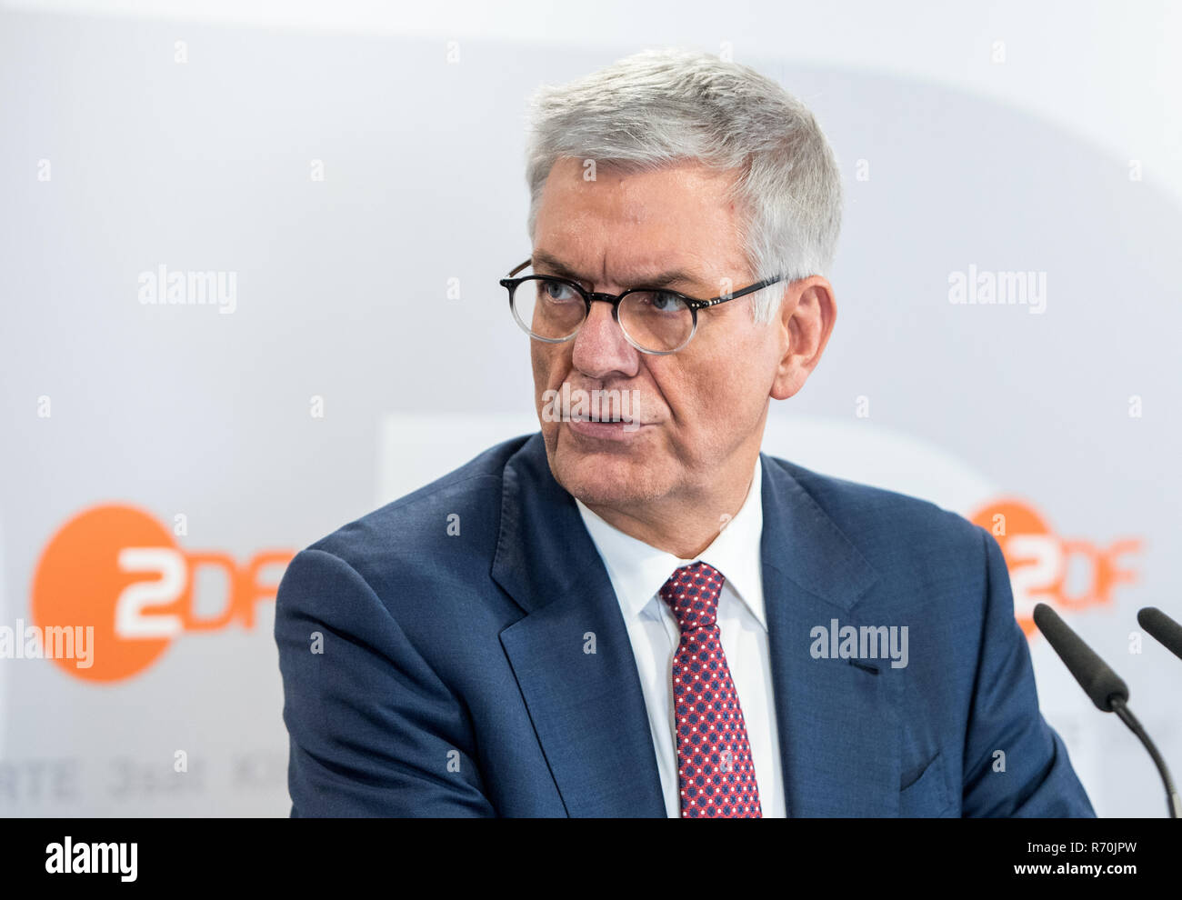 Hamburg, Deutschland. 07 Dez, 2018. Thomas Bellut, ZDF-Intendant, spricht während einer Pressekonferenz. ZDF will seine Informationen bieten für jüngere Leute im Internet weiter ausgebaut und die ZDFmediathek stärken. (Auf dpa "ZDF will Information Services für jüngere Leute auf) Kredit im Internet': Daniel Bockwoldt/dpa/Alamy Leben Nachrichten stärken Stockfoto