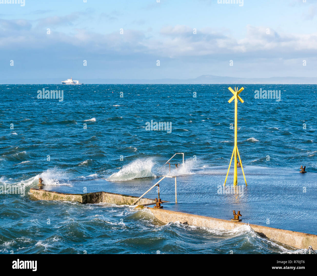 North Berwick, East Lothian, Schottland, Vereinigtes Königreich. 7. Dezember 2018. UK: ein helles, sonniges Wetter, aber sehr windigen Tag in der Stadt am Meer mit Böen von bis zu 60 km/h Vorhersage für heute. Wellen Spritzen auf dem Pier Stockfoto