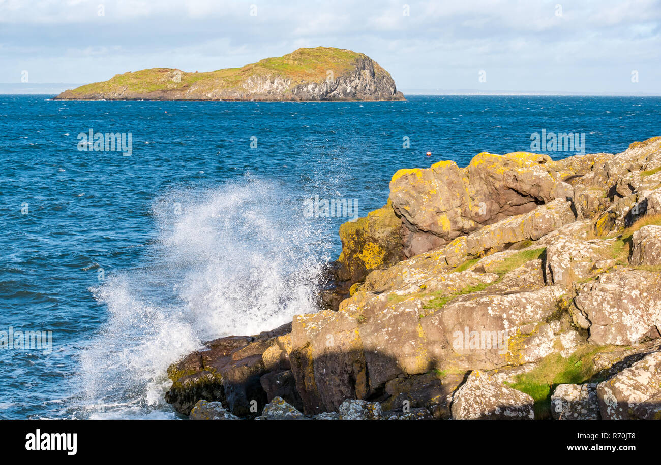 North Berwick, East Lothian, Schottland, Vereinigtes Königreich. 7. Dezember 2018. UK: ein helles, sonniges Wetter, aber sehr windigen Tag in der Stadt am Meer mit Böen von bis zu 60 km/h Vorhersage für heute. Wellen Spritzen auf dem Pier und den Felsen der Küste Stockfoto