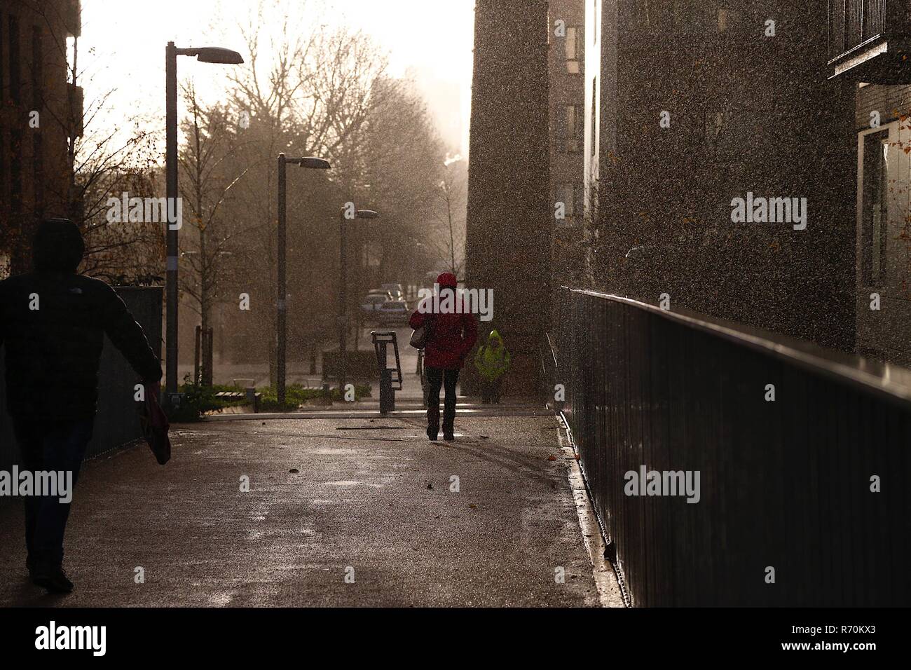 London, Großbritannien. 07 Dezember 2018. UK Wetter: Ein weiterer Regenguss fängt die Menschen auf, wenn sie entlang der Kanäle in Hackney Wick gehen. Im Regen gefangen. © Paul Lawrenson 2018, Bildnachweis: Paul Lawrenson / Alamy Live News Stockfoto