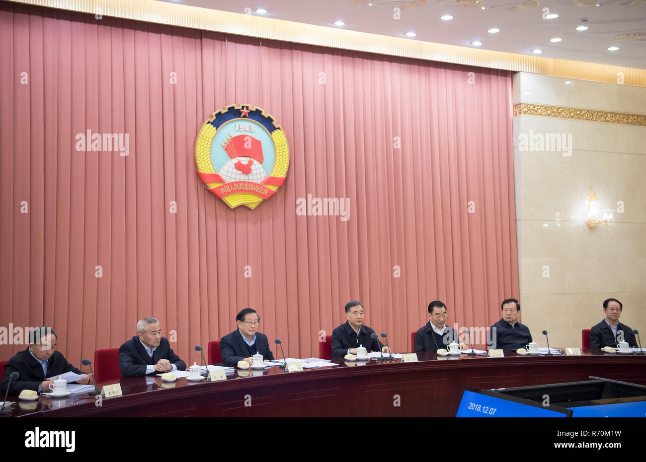 (181207) - Peking, Dez. 7, 2018 (Xinhua) - Wang Yang, Mitglied des Ständigen Ausschusses des Politbüros der Kommunistischen Partei Chinas und Vorsitzender des Nationalen Ausschusses der Chinese People's Political Consultative Conference (Cppcc), leitet ein Bi - wöchentliche Beratung des 13 CPPCC National Committee in Peking, der Hauptstadt von China, Dez. 7, 2018. (Xinhua / zhai Jianlan) (wyl) Stockfoto