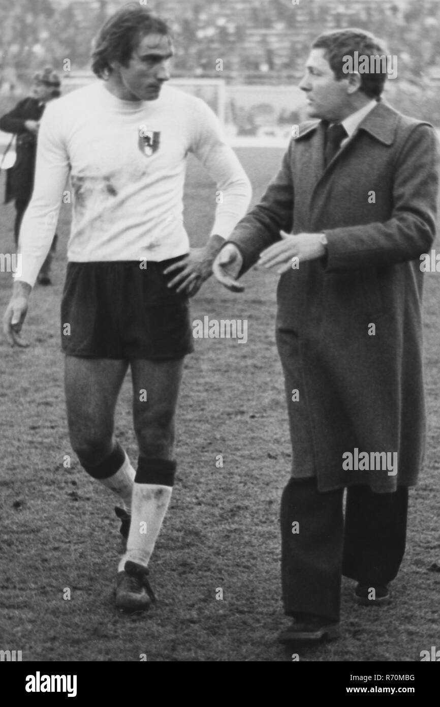 Foto LaPresse Torino/Archivio storico Archivio storico Anni 70 Sport Francesco Graziani, detto Ciccio (Subiaco, 16 Dicembre 1952), è un allenatore di Calcio, dirigente sportivo Ed ex calciatore Italiano, di "ruolo attaccante. Campione del mondo con la Nazionale Italiana nel 1982 con 122 Gol totali nel Torino si trova al 7º posto della classifica dei marcatori del Club granata Dietro a Valentino Mazzola (123). Nella foto Francesco Graziani e Luigi Radice Stampa b/n Foto LaPresse Turin/Archive historische 70 s in der Foto: Francesco Graziani und Luigi Radice Stockfoto