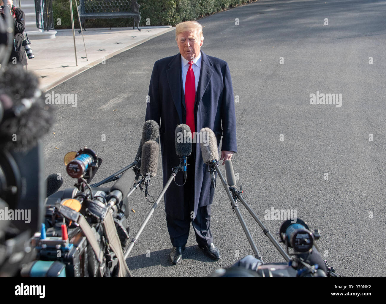 Präsidenten der Vereinigten Staaten Donald J. Trumpf macht Bemerkungen an die Presse im Weißen Haus in Washington, DC, vor dem Boarding Marine One für eine Reise nach Kansas City, Missouri am Freitag, 7. Dezember 2018. Der Präsident kündigte er William Barr als Attorney General nominiert hatte Jeff Sessions und Heather Nauert die neben uns Botschafter bei den Vereinten Nationen zu ersetzen, Ersetzen von Nikki Haley. Der Präsident hat keine Fragen zu stellen. Credit: Ron Sachs/CNP/MediaPunch Stockfoto