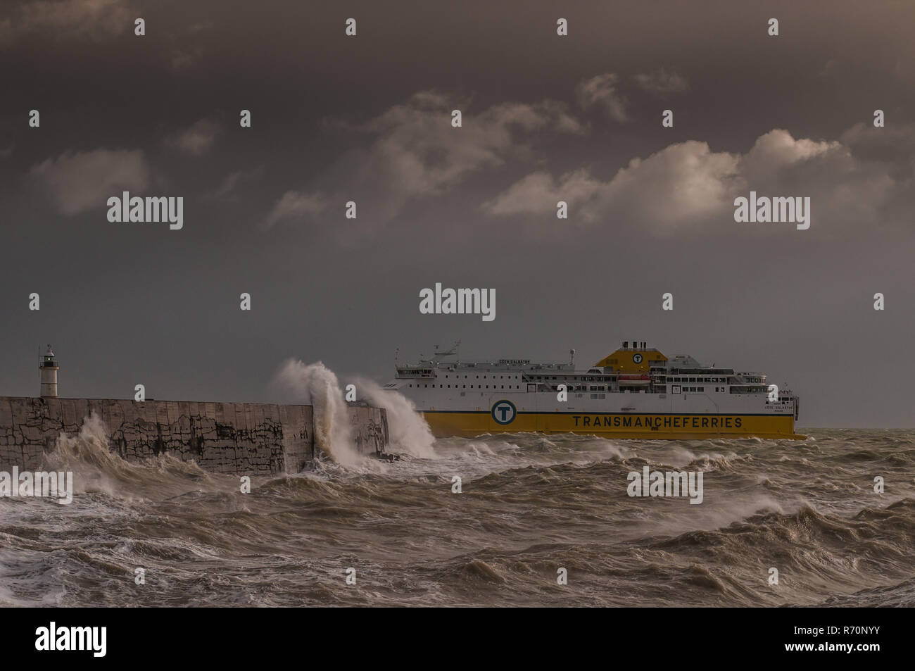 Newhaven, East Sussex, Großbritannien. Dezember 2018.Transmanche Fähre nach Dieppe fährt in Richtung Vorderer, dem Newhaven Hafenmauer Schutz in das raue windgepeitschte Meer. Starker, quietschender Wind aus dem Westen mit starkem Regen, aber immer noch unsaisonal warm bei 10 C. Stockfoto