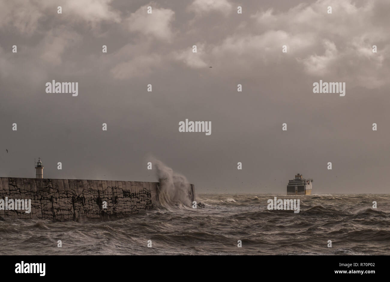 Newhaven, East Sussex, Großbritannien. Dezember 2018.die Transmanche Fähre nach Dieppe verlässt den Schutzwall des Newhaven Hafengeländes in das raue windgepeitschte Meer. Starker, quietschender Wind aus dem Westen mit starkem Regen, aber immer noch unsaisonal warm bei 10 C. Stockfoto
