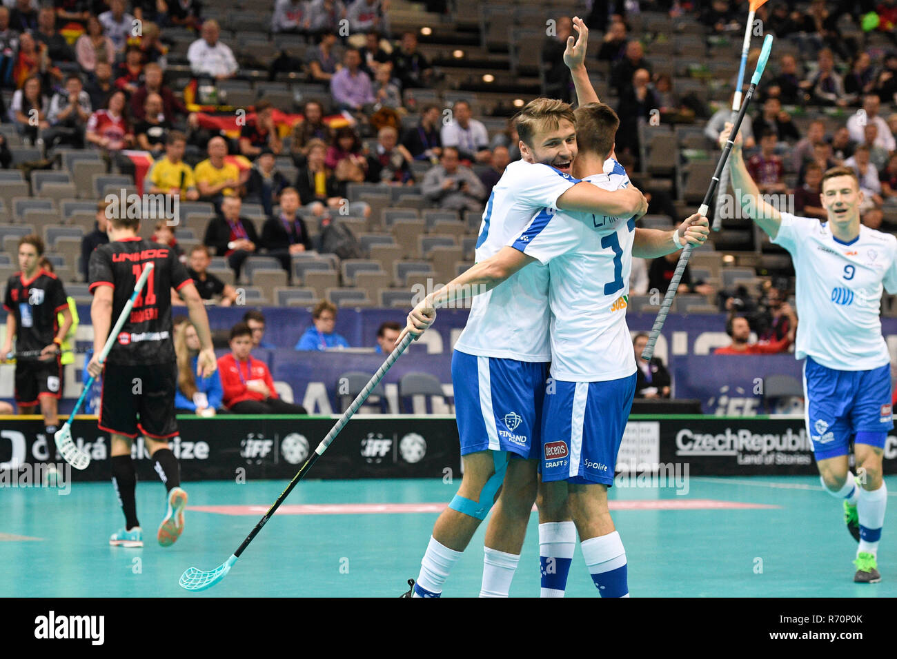 Prag, Tschechische Republik. 07 Dez, 2018. L-R Nico Salo, Janne Lamminen und Eemeli Salin (FIN) feiern Ziel während der Men's World Floorball Championships Viertelfinalegleichen Finnland vs Deutschland, in Prag, Tschechische Republik, am 7. Dezember 2018. Quelle: Michal Kamaryt/CTK Photo/Alamy leben Nachrichten Stockfoto