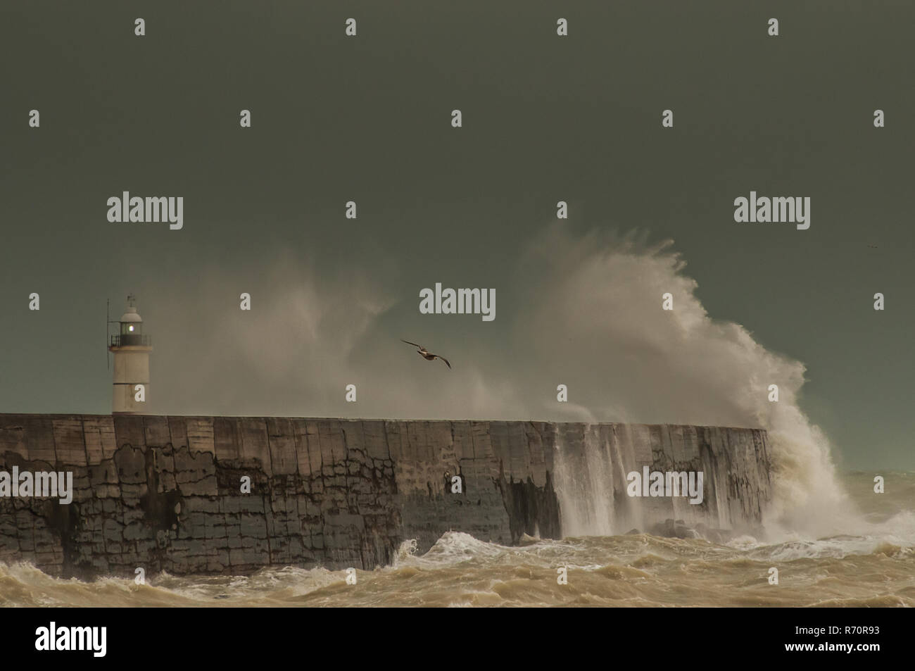 Newhaven, East Sussex, Großbritannien. 7. Dezember 2018..Stürmische Bedingungen am Hafenwestarm wie starker Wind aus dem Westen die Wellen hochpeitscht. Stockfoto