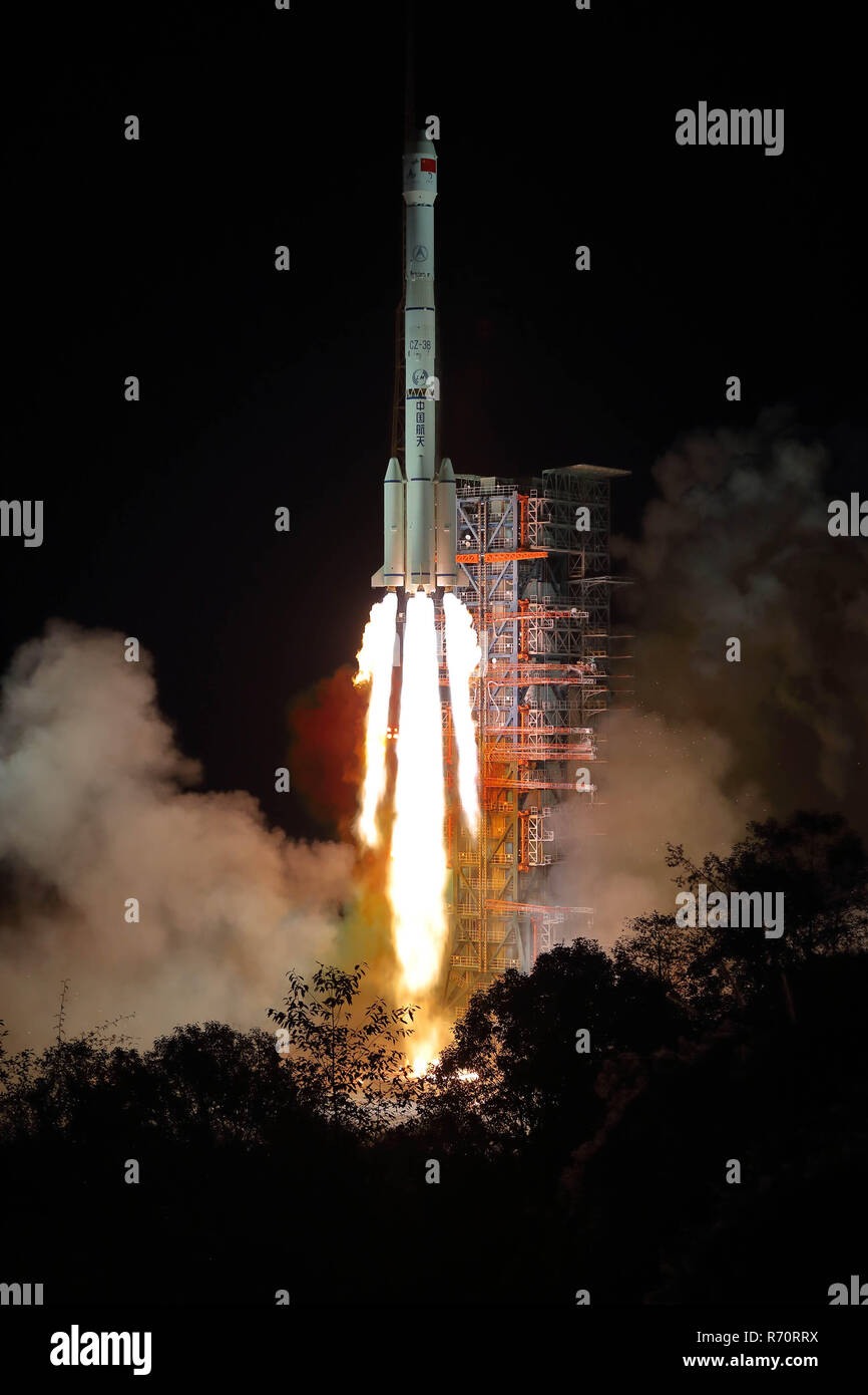 (181208) - XICHANG, Dez. 8, 2018 (Xinhua) - China startet Chang'e-4 Mondsonde in der xichang Satellite Launch Center im Südwesten Chinas Provinz Sichuan, Dez. 8, 2018. Die Sonde wird voraussichtlich die Erste weiche Landung auf der Rückseite des Mondes zu machen. Ein langer Marsch-3B-Rakete, die die Sonde mit einem Lander und Rover, gestrahlt aus Xichang um 2:23 Uhr, ein neues Kapitel in Lunar Exploration. Die wissenschaftlichen Aufgaben der Chang'e-4 Mission gehören niederfrequente Radio astronomischen Beobachtung, Vermessung der Gelände- und Landschaftsformen, die Erkennung der mineralischen Zusammensetzung und Stockfoto