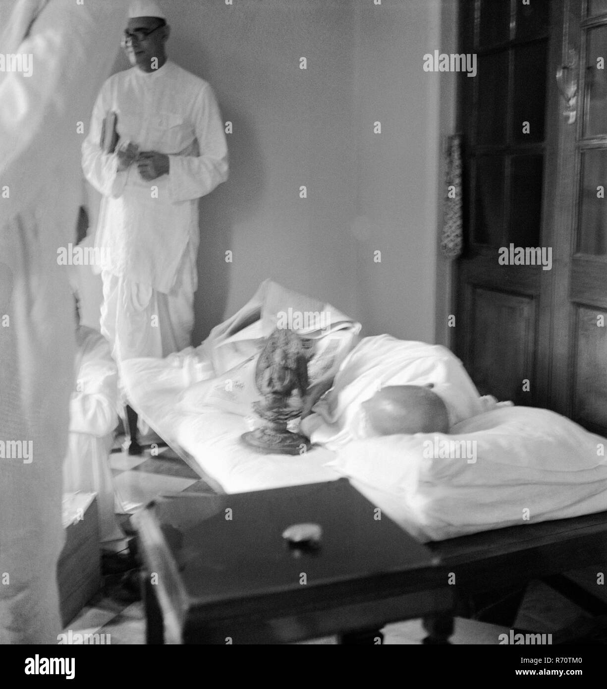 Mahatma Gandhi Sleeping, Sekretär Mahadev Desai, Indien, 1939, altes Bild des Jahrgangs 1900 Stockfoto