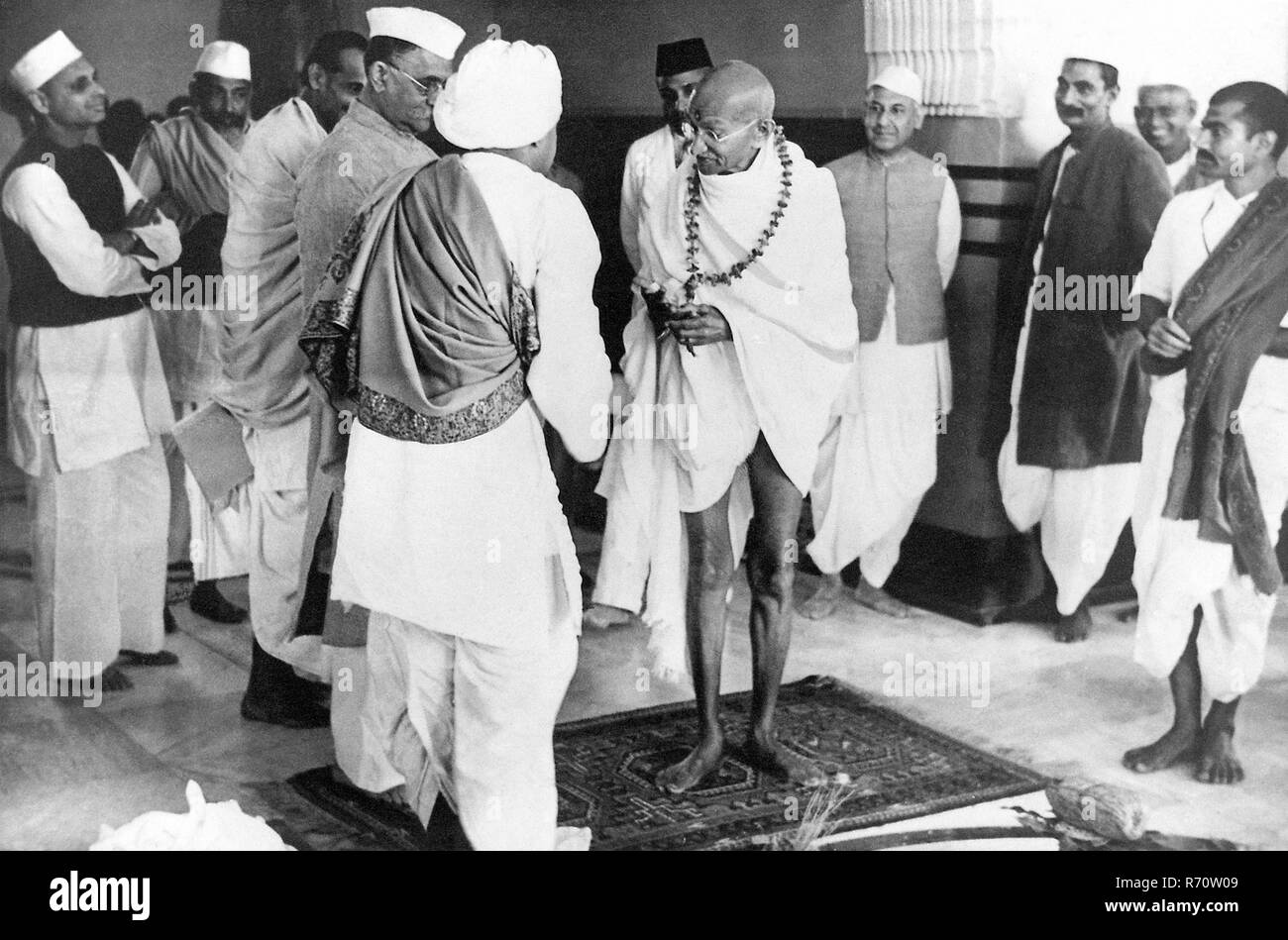 Mahatma Gandhi im Gespräch mit Priestern über die Eröffnungszeremonie eines Krankenhauses in Allahabad, Uttar Pradesh, Indien, Februar 1941, Altes Vintage 1900er Bild Stockfoto