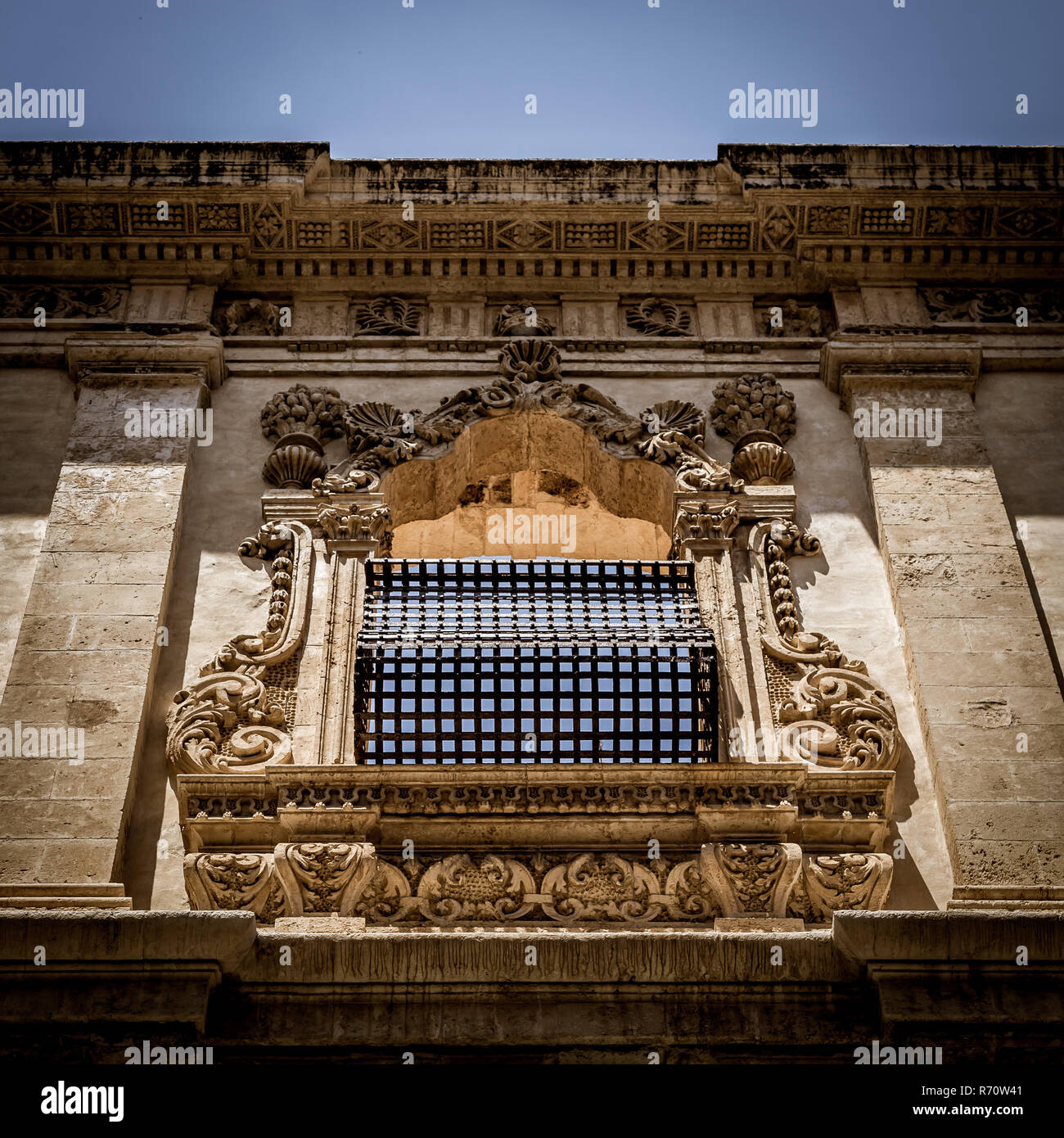 NOTO, ITALIEN - traditionelle Fenster Design im Kloster in der Nähe von San Francesco D'Assisi Kirche Stockfoto