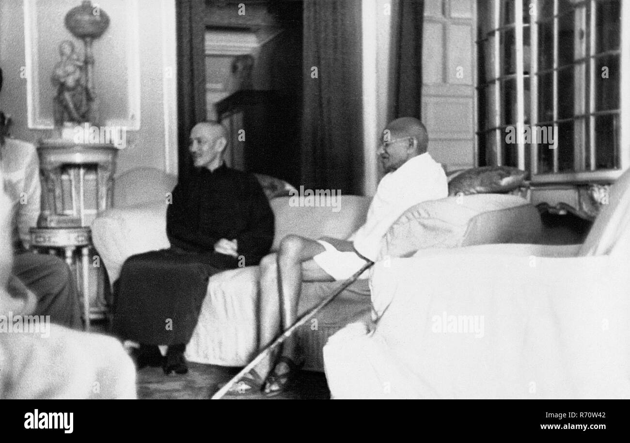 Mahatma Gandhi mit dem chinesischen Anführer Marschall Chiang Kai Shek im Birla House, Kalkutta, Kalkutta, Westbengalen, Indien, Februar 1942, altes Bild des Jahrgangs 1900 Stockfoto