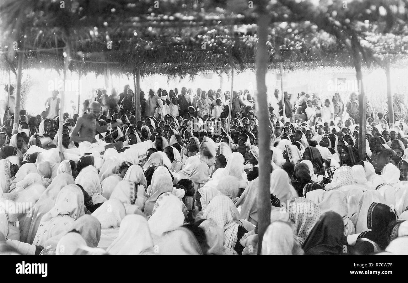 Mahatma Gandhi spricht bei einem Treffen während der Salzagitation, Dandi March, Indien, März 1930, altes Bild des Jahrgangs 1900 Stockfoto