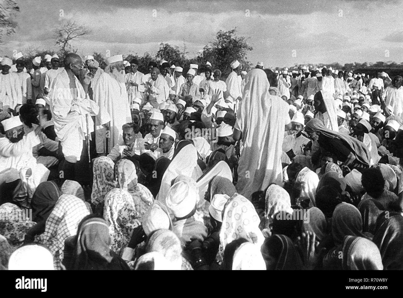 Mahatma Gandhi mit Abbas Tyabji in Dandi, Dandi March, Salt, Satyagraha, Gujarat, Indien, April 1930, altes Bild des Jahrgangs 1900 Stockfoto