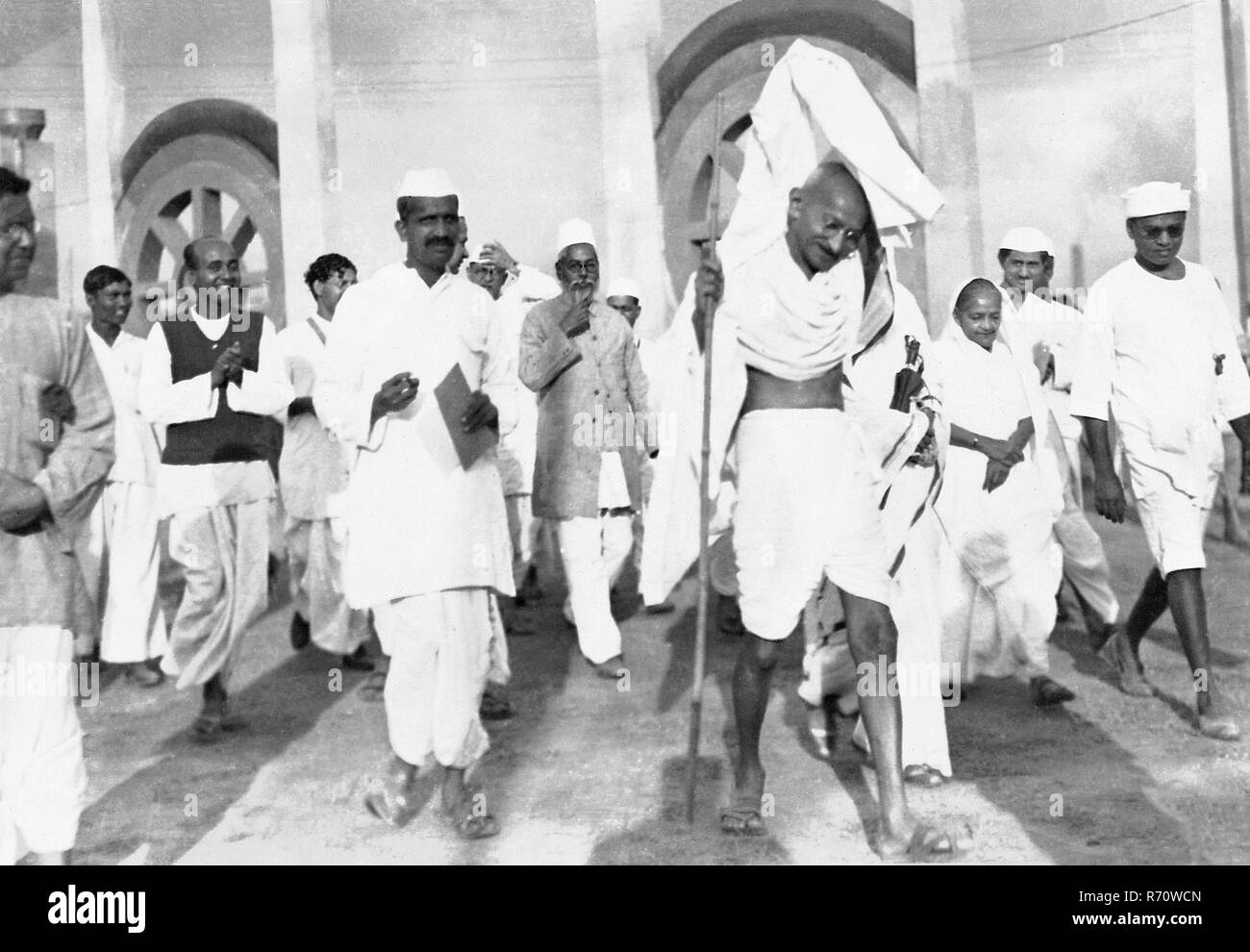 Mahatma Gandhi und Kasturba Gandhi mit Unterstützern, Indien, März 1931, altes Bild des Jahrgangs 1900 Stockfoto