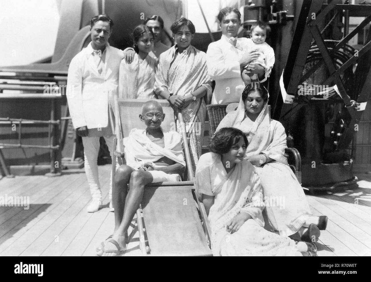 Mahatma Gandhi mit Mitreisenden auf dem britischen Passagierschiff SS Rajputana während seiner Reise nach England, Großbritannien, September 1931, altes Bild aus dem 19. Jahrhundert Stockfoto