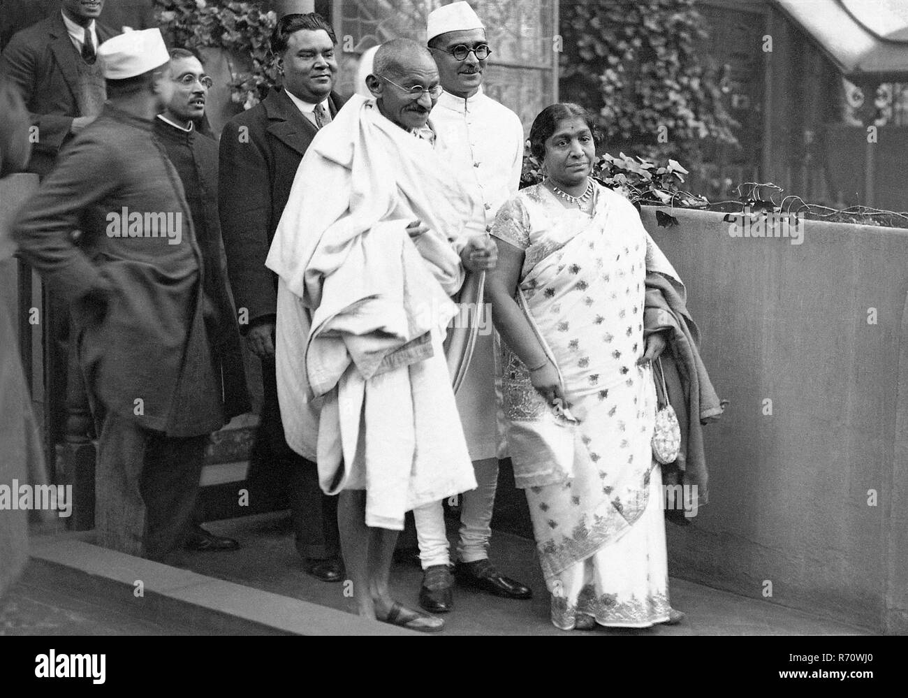 Mahatma Gandhi und Sarojini Naidu treffen sich mit König George V. im Buckingham Palace, London, England, Großbritannien, 11. November, 1931, alter Jahrgang 1900er Bild Stockfoto