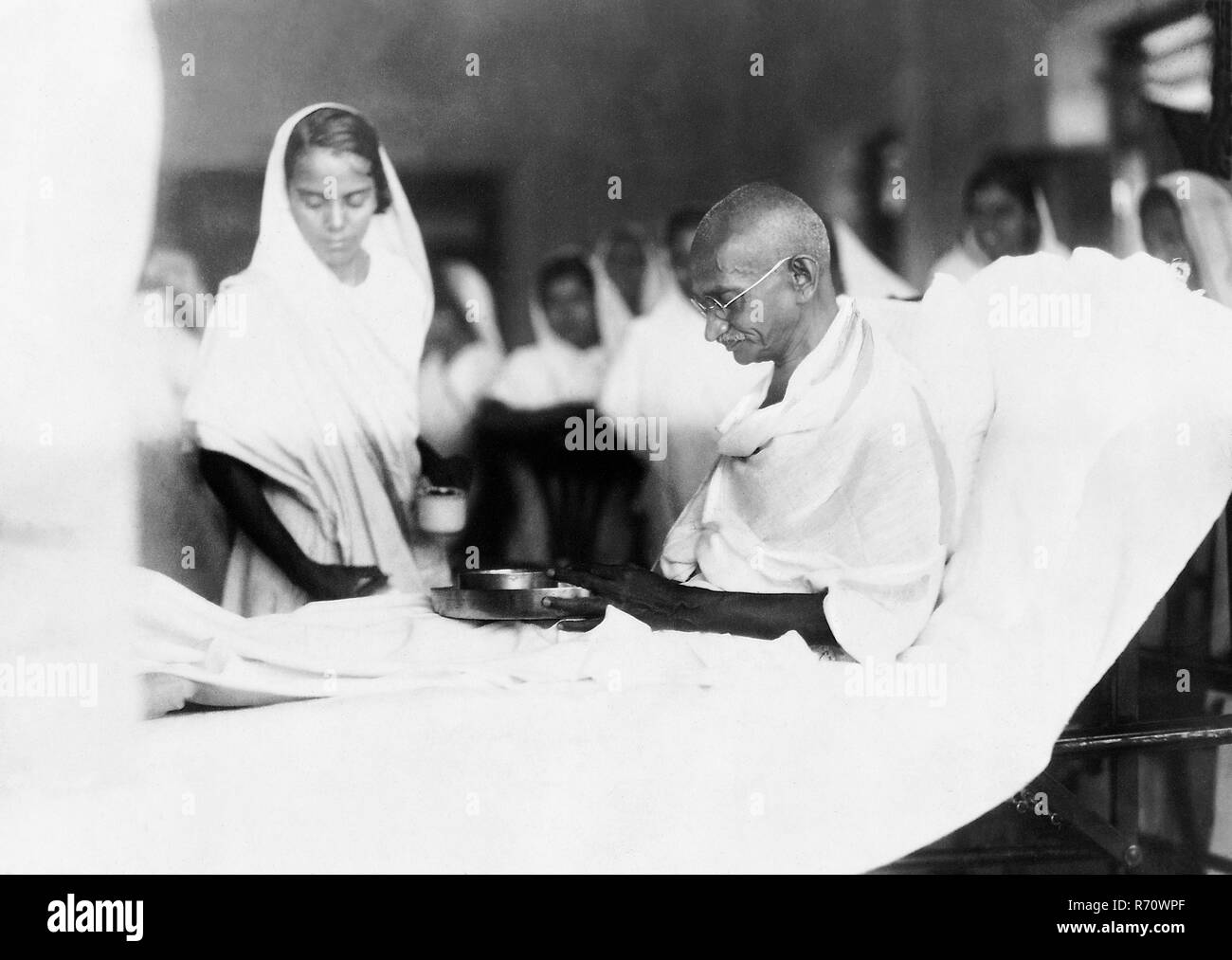 Mahatma Gandhi eine Mahlzeit während seiner Rekonvaleszenz, Juni 1933 Stockfoto