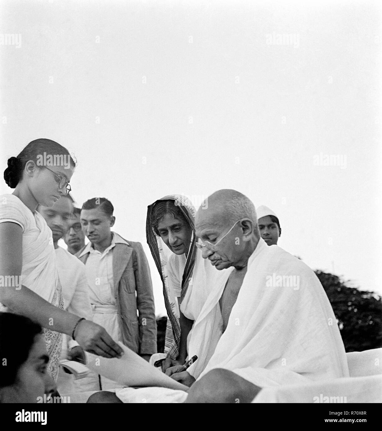 Mahatma Gandhi gibt ein Autogramm zu seinem 75. Geburtstag in Poona, Pune, Maharashtra, Indien, Oktober 2, 1944, alter Jahrgang 1900er Bild Stockfoto