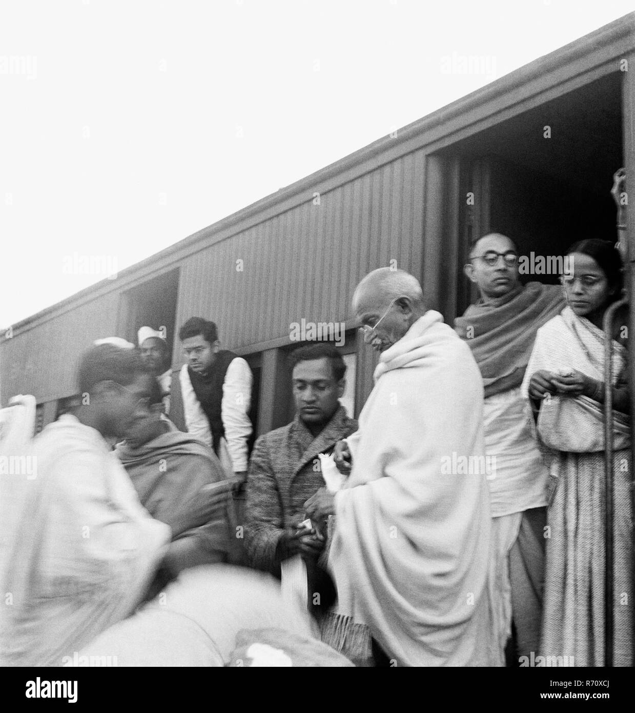 Mahatma Gandhi sammelt Geld für Unberührbare an einem Bahnhof auf seinem Weg nach Assam, Indien, 1940, altes Bild aus dem 20. Jahrhundert Stockfoto